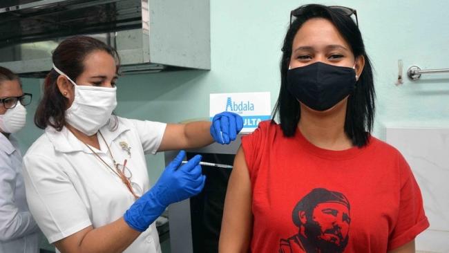 Una enfermera aplica la vacuna Abdala a una mujer en Cuba.