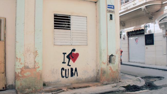 Pintura en una calle de La Habana.