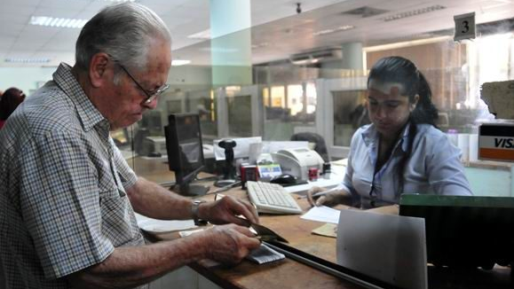 Un cliente en una oficina del Banco Metropolitano de La Habana.