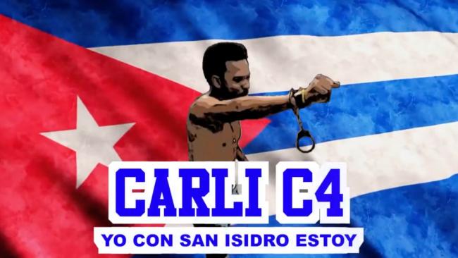 Maykel Osorbo con una bandera cubana de fondo.