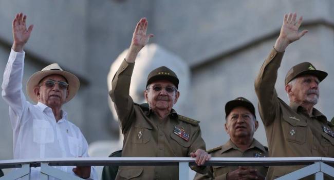 De izq. a der: José R. Machado Ventura, Raúl Castro, Leopoldo Cintras Frías y Ramiro Valdés, en la Plaza de la Revolución, La Habana, 2017.