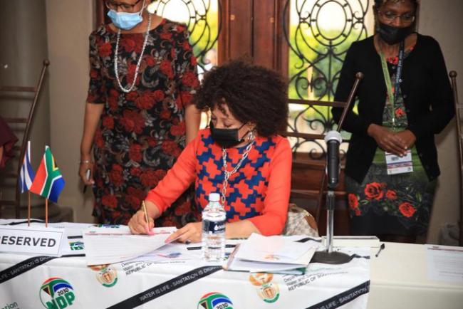 Ministra de Agua y Saneamiento de Sudáfrica, Lindiwe Sisulu, firma el contrato con el Gobierno cubano.