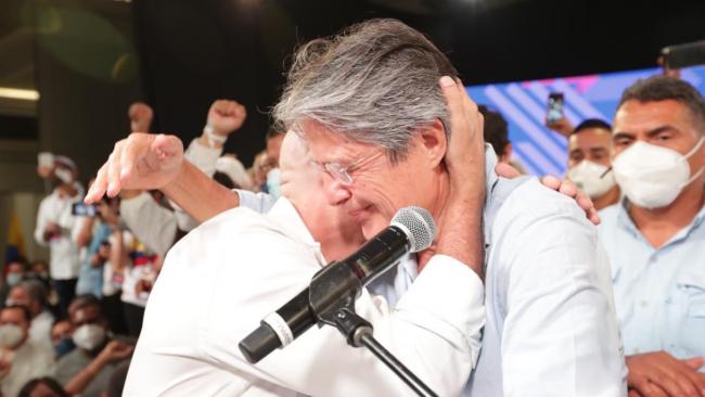 Guillermo Lasso celebra ganar las elecciones presidenciales en Ecuador.