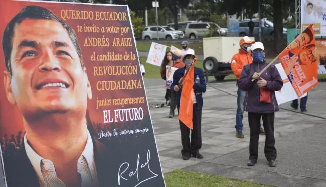 Imagen del expresidente Rafael Correa pidiendo el voto por Andrés Arauz, Quito.