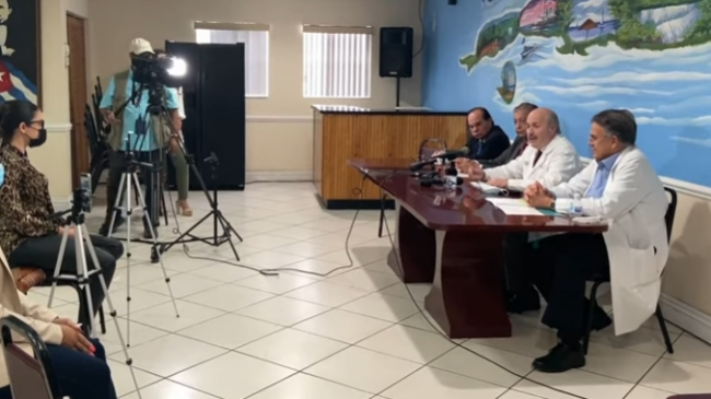 Los médicos cubanos durante la conferencia de prensa.