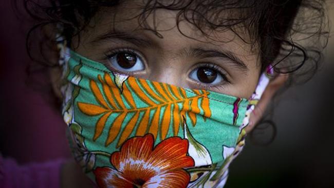 Una niña cubana con nasobuco.