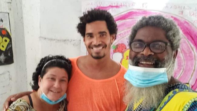 Luis Manuel junto a Iris Ruiz y Amaury Pacheco, activistas del Movimiento San Isidro, poco después de su liberación.