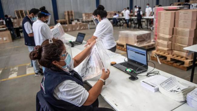 Trabajadores de la Oficina Nacional de Procesos Electorales de Perú preparan el material electoral, Lima.