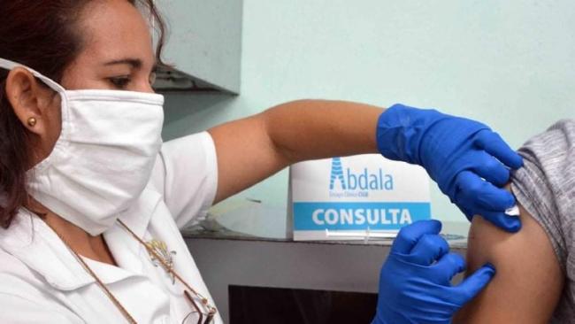 Una enfermera cubana aplica una dosis del candidato vacunal Abdala.