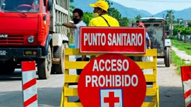 Punto de control sanitario de carretera en Cuba.