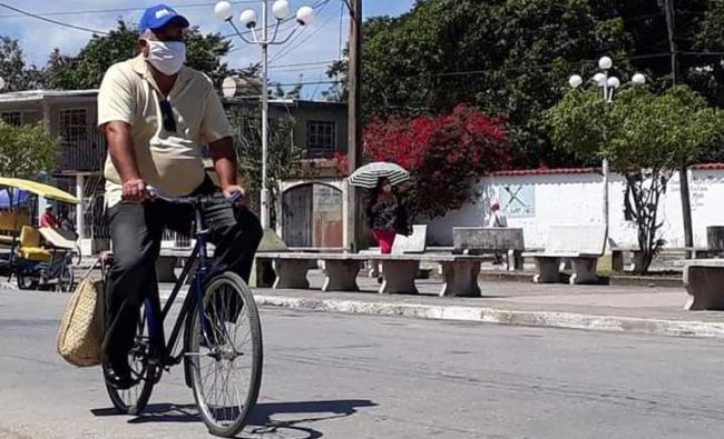 Un cubano en bicicleta en Mayarí, Holguín.