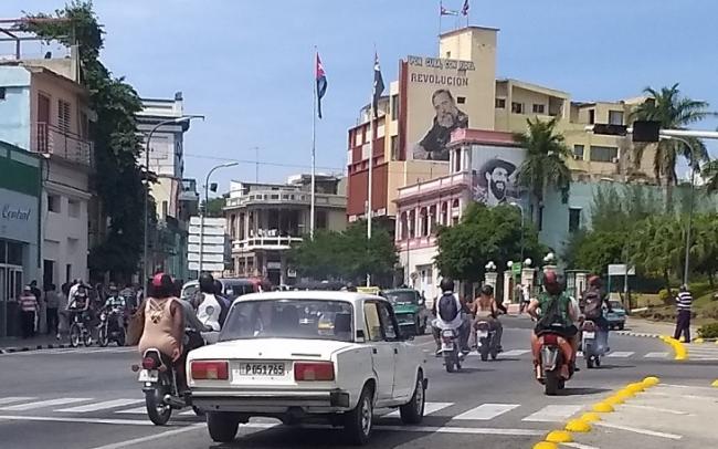 Santiago de Cuba. Al fondo, la sede del PCC.