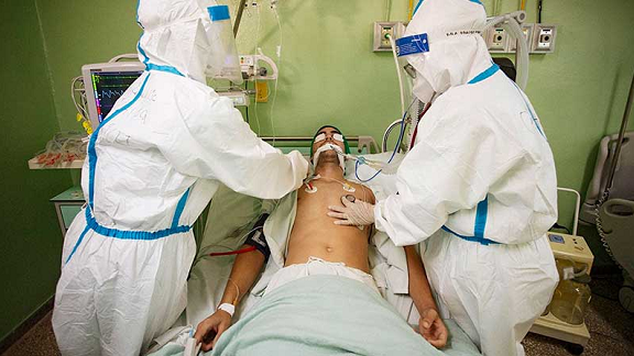 Un paciente con Covid-19 en cuidados intensivos. 