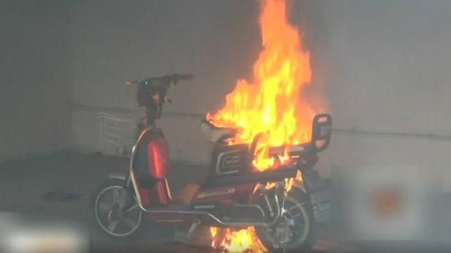 Una moto eléctrica incendiada. 