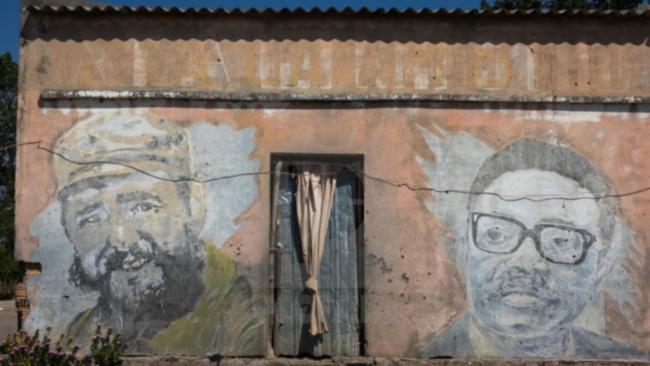 Fidel Castro y Agostinho Neto en la fachada de una vivienda en Angola.