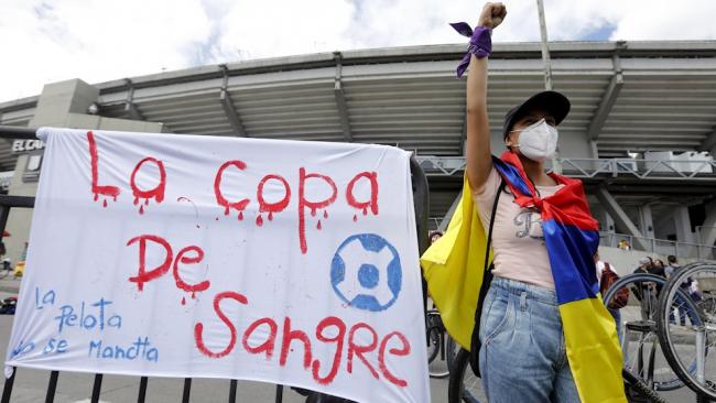 Colombianos protestan contra la realización de la Copa América.