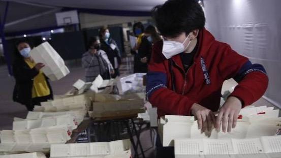 Un joven recoge los votos tras las elecciones de este fin de semana en Chile.