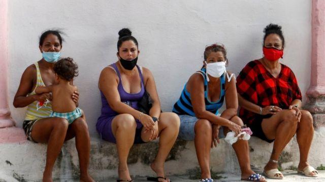 Mujeres cubanas con nasobuco.