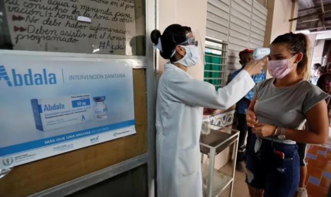 Personal médico en la vacunación experimental en La Habana.