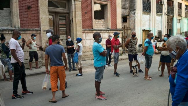 Cubanos en una cola en La Habana.