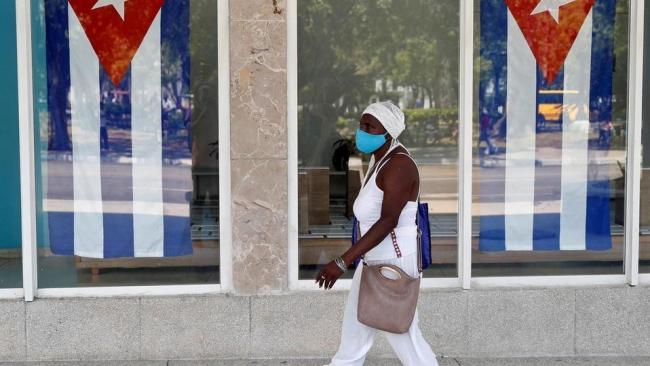Una mujer con nasobuco en Cuba.