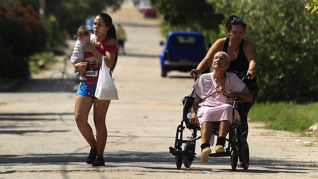 Mujeres cubanas en roles de cuidadoras.