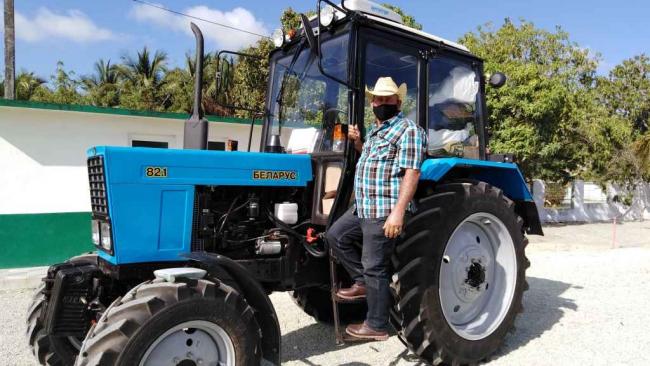 Un campesino cubano en un tractor de 27.000 dólares.