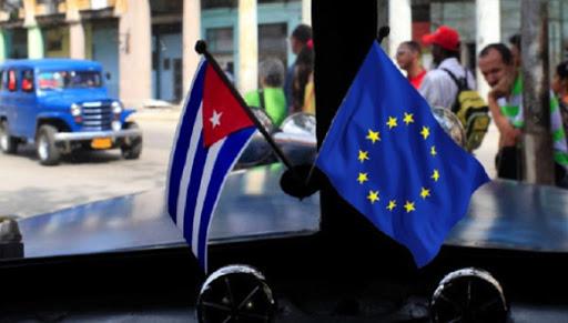 Bandera de Cuba y la Unión Europea en un auto en La Habana.