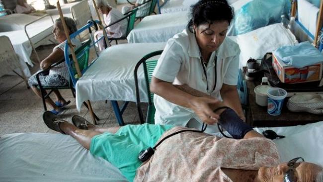 Una doctora atiende a una anciana en un hospital de La Habana.