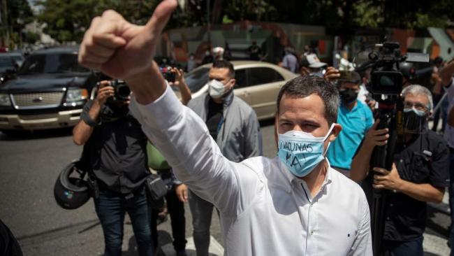 Juan Guaidó en una protesta de trabajadores de la salud.