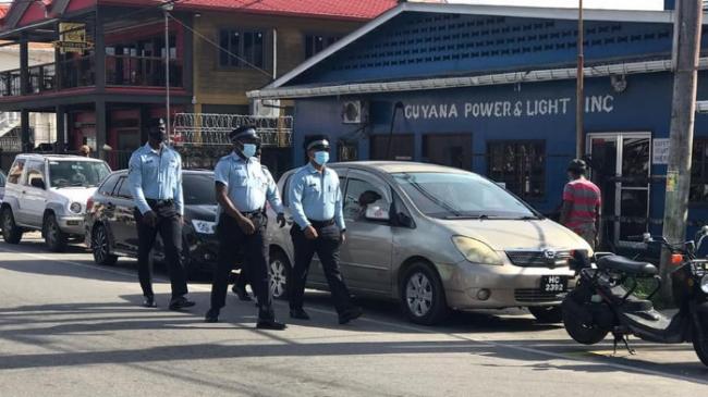Policías en Guyana.