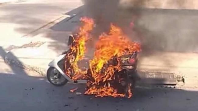 Una moto eléctrica incendiada en Cuba.