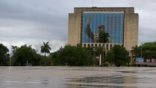 Un edificio aledaño a la Plaza de la Revolución de La Habana con una imagen de Fidel Castro.
