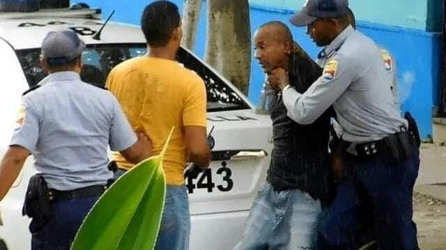 El preso político cubano Carlos Manuel Figueroa Álvarez cuando fue detenido en 2016 por intentar llegar a la sede de las Damas de Blanco en La Habana.