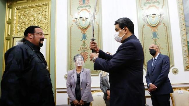 Seagal y Maduro en el momento del encuentro.