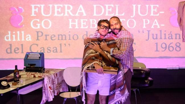 Los actores cubanos Yadier Fernández y Rey Montesinos en 'Fuera del juego'.