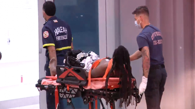 Paramédicos trasladan a una de las personas heridas.