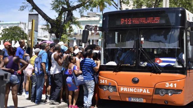 Transporte público en La Habana.