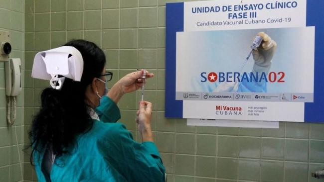 Una enfermera cubana en la aplicación de dosis de Soberana02.