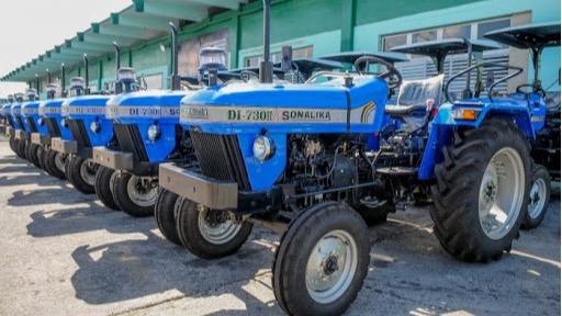 Tractores en Cuba.