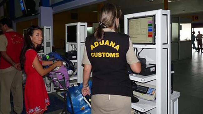 Pago de importaciones en la Aduana del Aeropuerto Internacional José Martí de La Habana. 