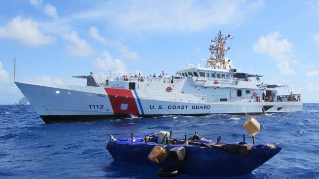 Una de las balsas interceptadas con cubanos en el mar.