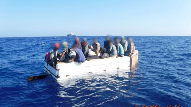 Balseros cubanos interceptados en el mar.