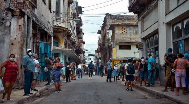 Cubanos en colas en una calle de La Habana.