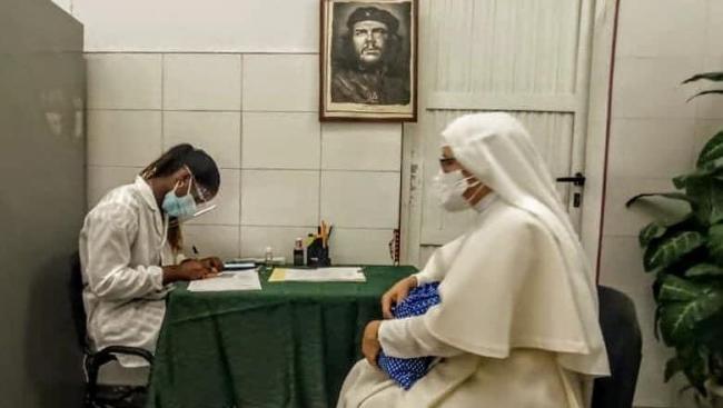 Una religiosa se consulta en un consultorio en Cuba.