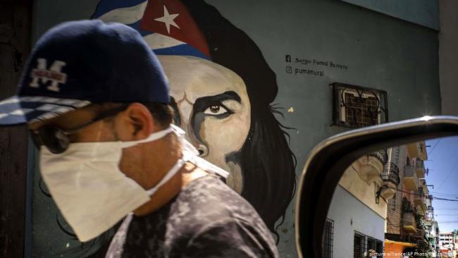 Un hombre con nasobuco artesanal en La Habana.