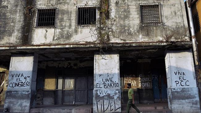 Pintadas en las paredes de una avenida de La Habana.