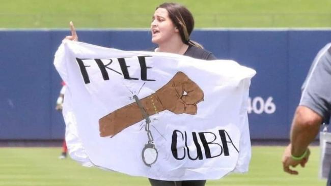 Mujer con cartel 'Free Cuba' en el partido entre Cuba y Venezuela en Florida, EEUU.
