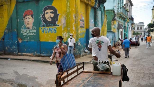 Cubanos transitan una calle de La Habana.
