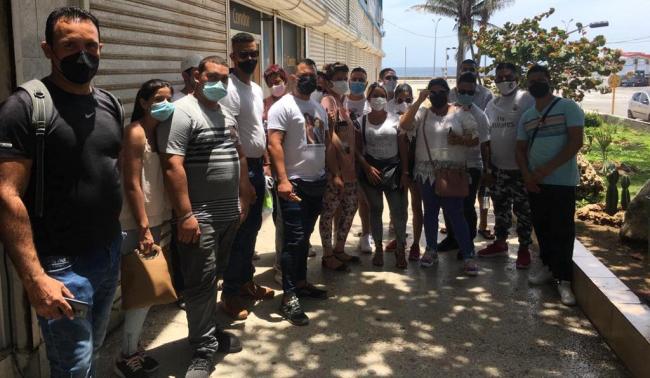 Cubanos con boletos para viajar ante la sede del Instituto de Aeronáutica de Civil de Cuba, en La Habana.